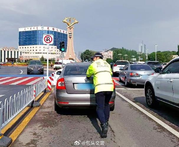 汾阳交警变身“推车工” 热心举动很“圈粉”(交警车工举动路段变身) 汽修知识