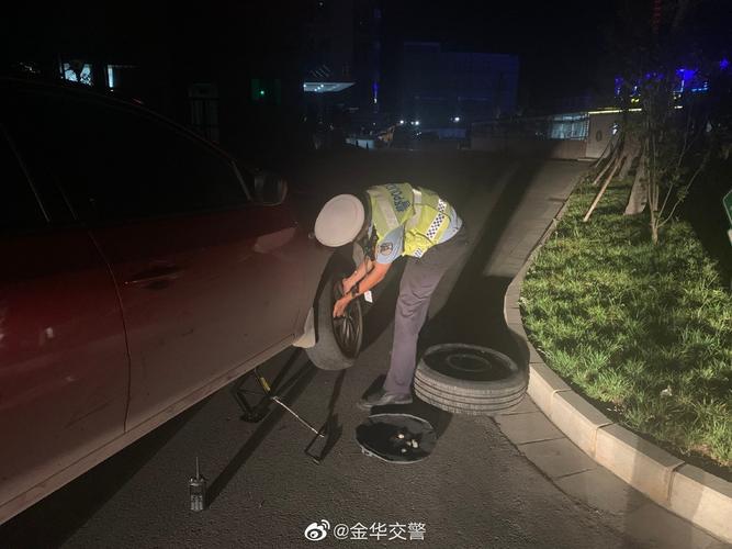 深夜辅警化身“修车工”帮忙换胎暖人心(驾驶人交警两名轮胎车胎) 汽修知识