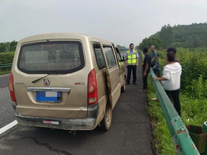 车辆水箱损坏抛锚半途 邯郸交巡警及时救助(面包车车辆民警抛锚拖车) 汽修知识