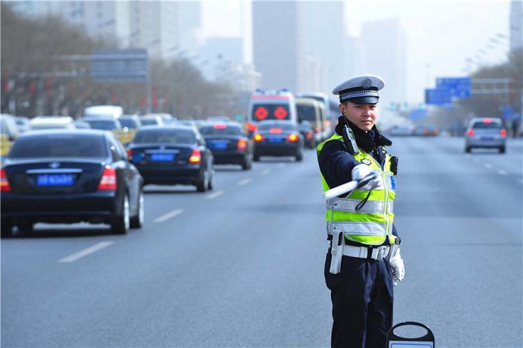 原地起跳怒怼交警？(车主还不起跳交警接电话) 汽修知识