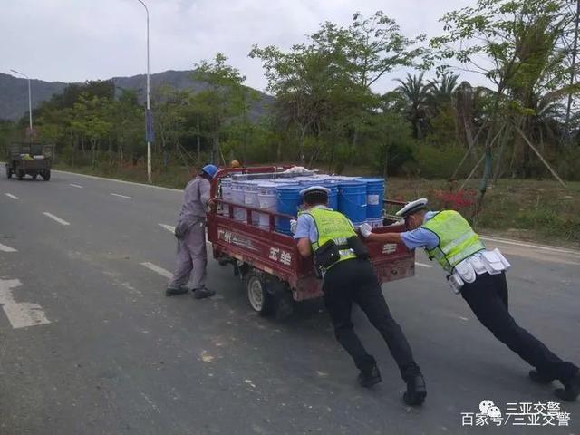 车辆故障坏在路上 交警合力帮忙推车(车辆交警故障民警驾驶人) 汽修知识