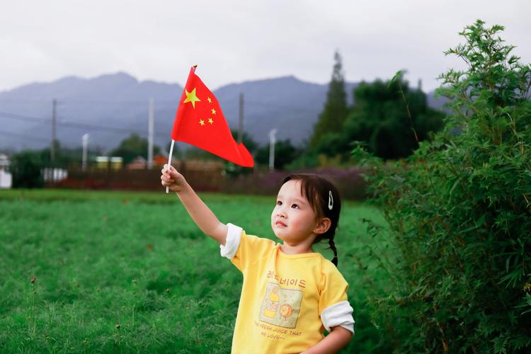 生在红旗下长在春风里出自哪里 学类资讯