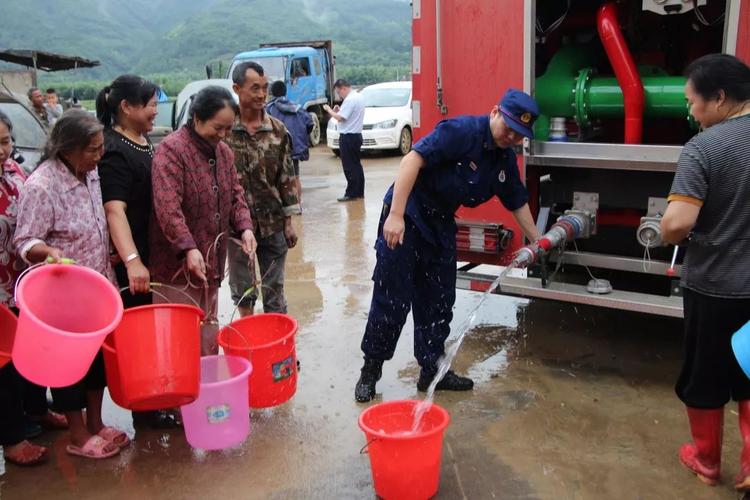 消防部门紧急送水缓解居民用水难(供水用水爆裂居民送水) 汽修知识