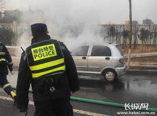 汽车突发大火 邢台特警紧急救助(民警特警大火现场汽车) 汽修知识