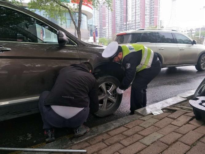 为群众排忧解难 泰安交警化身“维修工”帮换轮胎(驾驶人交警执勤轮胎海报) 汽修知识