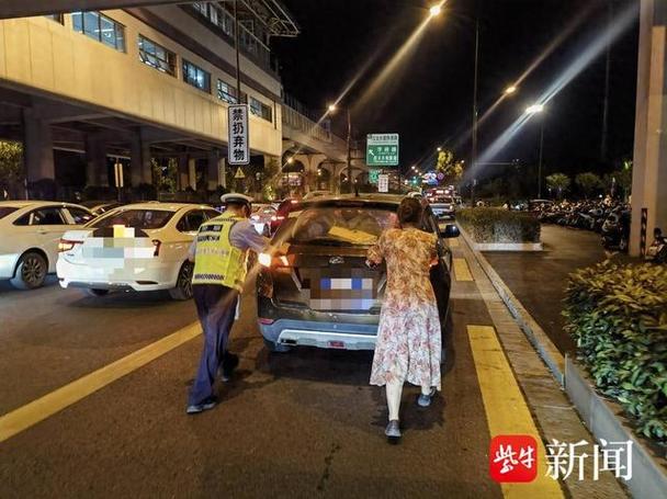 运白菜车没油抛锚 司机急哭交警驱车26公里 帮助解困(民警抛锚司机解困交警) 汽修知识