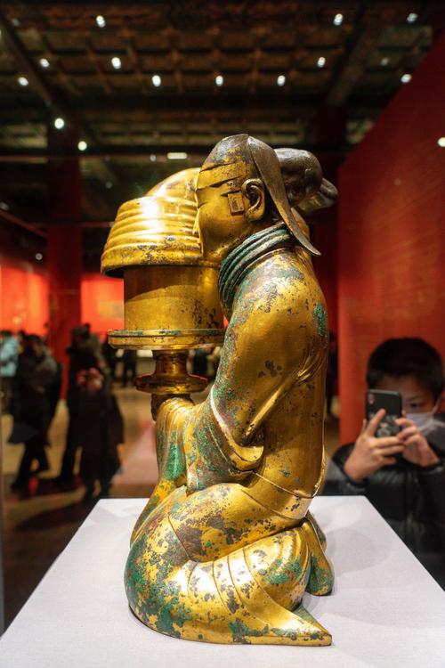 何尊、长信宫灯、青铜太阳轮亮相大展“何以中国”(宫灯火种展览文物长信) 汽修知识