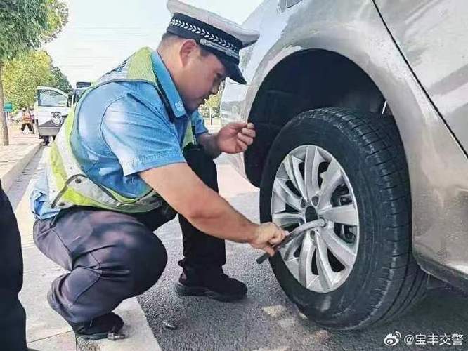 司机经验不足不会弄，交警帮忙来换胎(交警司机民警车辆轮胎) 汽修知识