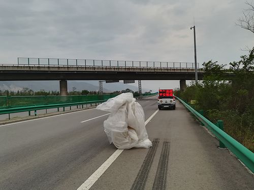 鹤壁：篷布掉落高速公路 交警清理除险情(篷布高速公路民警交警掉落) 汽修知识