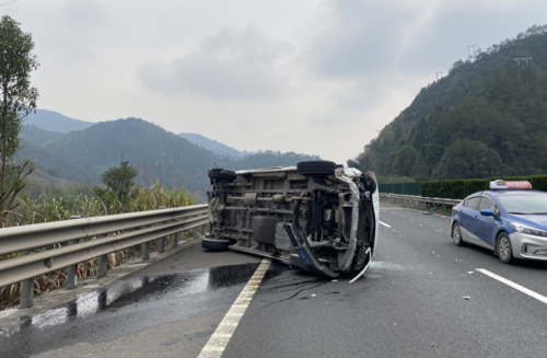 轿车“侧空翻”奇迹生还全记录！(空翻大祸生还时速疲劳) 汽修知识