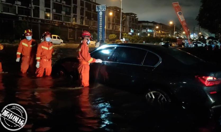抚州南城2辆小车被淹，多人被困车内(内涝被困暴雨车内积水) 汽修知识