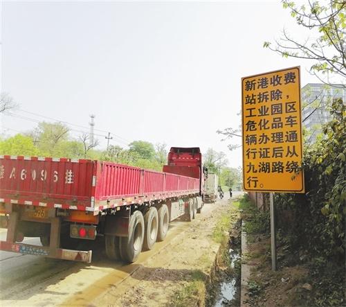 重型车激增 九湖公路“受不了”(新港公路告诉记者重型车破损) 汽修知识 重型车激增 九湖公路“受不了”(新港公路告诉记者重型车破损) 汽修知识