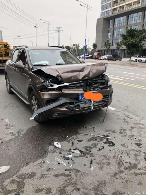把自己撞得面目全非，领克01屁股亮了(途锐追尾大众屁股车辙) 汽修知识