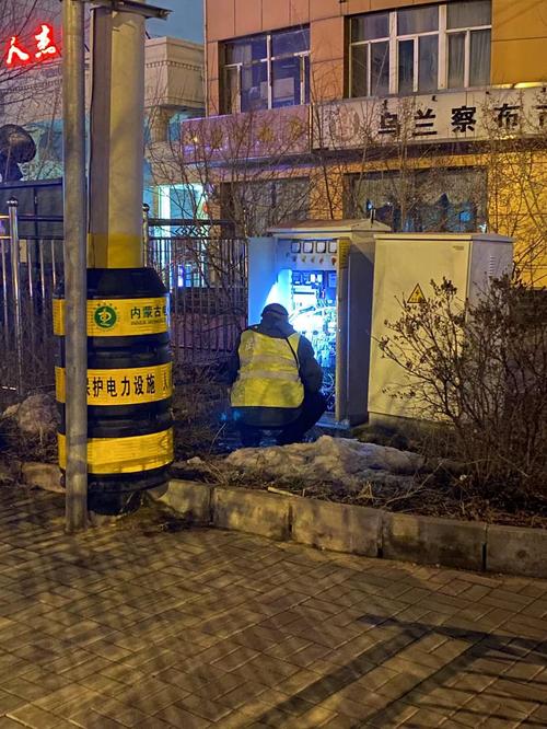 维修路灯暖民心 点亮群众“夜生活”(路灯群众点亮维修中国新闻网) 汽修知识