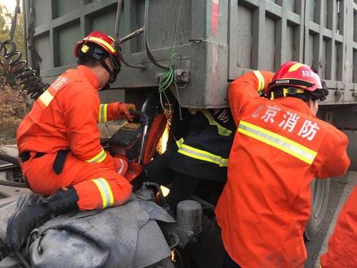 司机胳膊被挤进钢板缝隙(挂车司机追尾钢板胳膊) 汽修知识