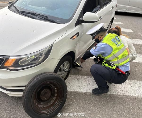 民警帮助换轮胎 点滴小事暖人心(驾驶人民警轮胎备胎车辆) 汽修知识