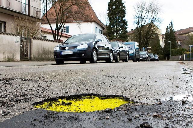 汽车(坑洼受损爱车道路路政) 汽修知识