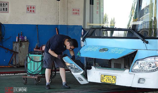 高温下的民生丨盛俊杰：挥汗抢救“中暑”公交车(俊杰公交车中暑高温抢救) 汽修知识