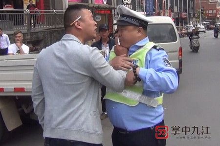 只因车主移车不及时 男子踹坏他人汽车后视镜和车门(王某民警车主后视镜汽车) 汽修知识