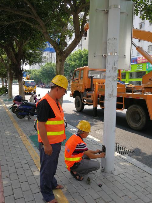 商丘这里照明灯更换线路 很快就要完成了(绿地路灯施工长征交叉口) 汽修知识