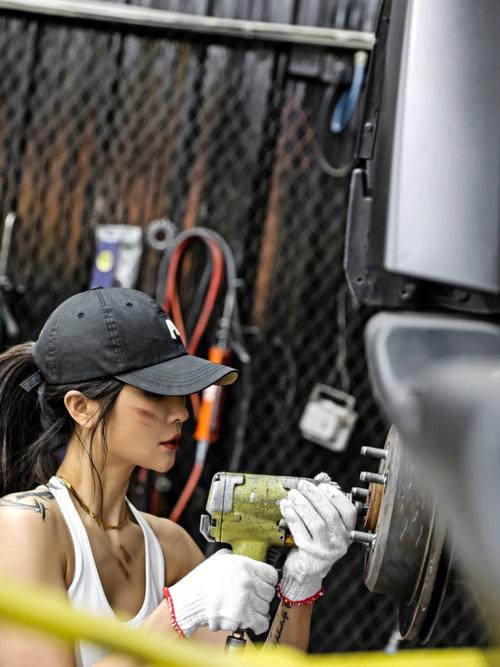 却因身份差距屡被拒绝(修车法拉利修理工美女被拒) 汽修知识
