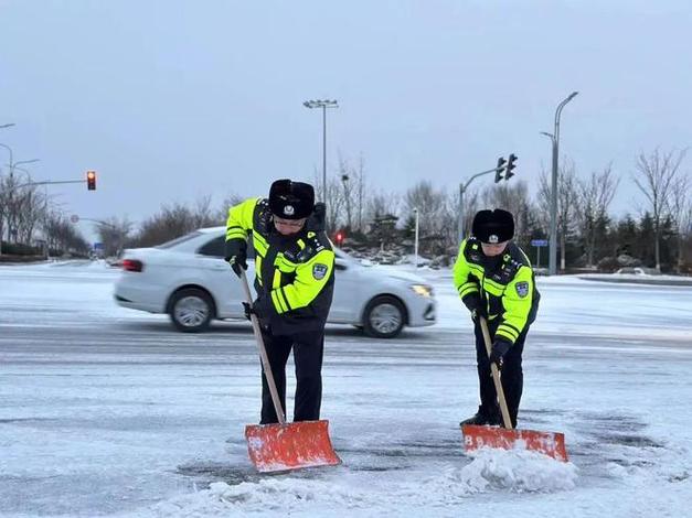 萍乡交警浴“雪”奋战用爱筑就雨雪冰冻天气百姓平安路(路段民警交警天气结冰) 汽修知识