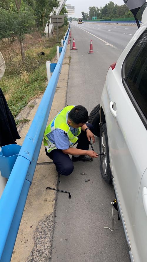 私家车爆胎撞护栏 开封高速交警及时处置(护栏开封交警私家车民警) 汽修知识