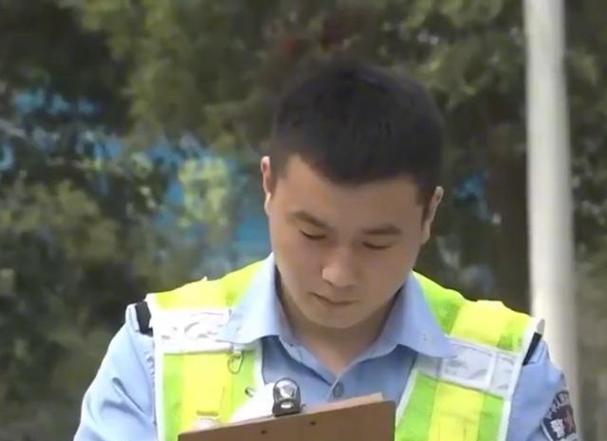 骑车找车？这操作让人摸不着头脑！民警解开谜团……(民警王师傅摸不着头脑让人夜宵) 汽修知识