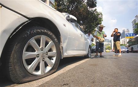 院坝停车挡住其他车辆 3台车12个轮胎被扎破(轮胎院坝台车车辆停车) 汽修知识