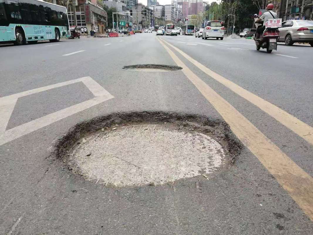 家门口遭遇出行难题(井盖路段金河坑洼道路) 汽修知识