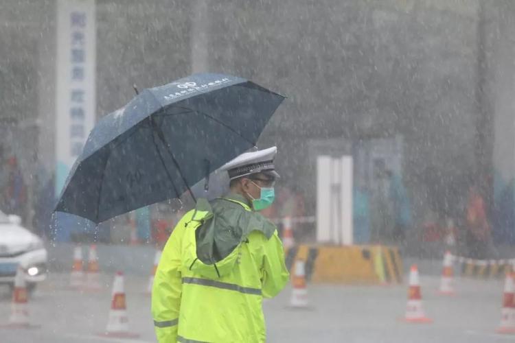 他们守护的身影始终如一！(暴雨民警开封我为守护) 汽修知识