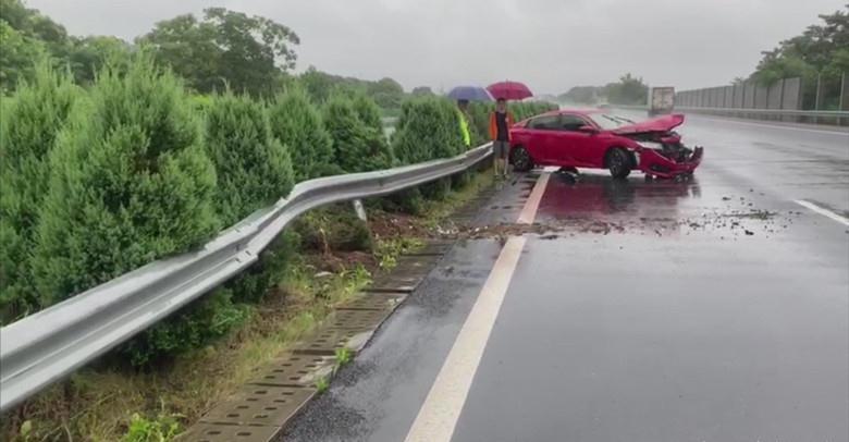 雨雾天气车辆失控 安全带救了命(路政车辆护拦安全带撞到) 汽修知识