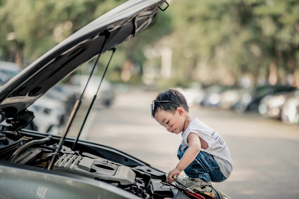 会修汽车的小孩_(小孩修车的壁纸) 汽修知识