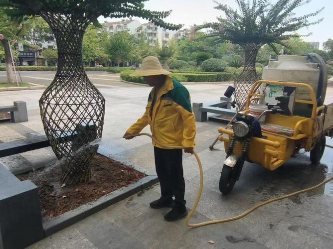 一天浇水近十小时最喜植物恢复生机61岁绿化工怕热肯定干不好 范文模稿