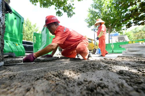 公路养护工负责路边绿植修剪维护等夏季是养护黄金时段路面晒得滚烫甘洒汗水保通畅 范文模稿